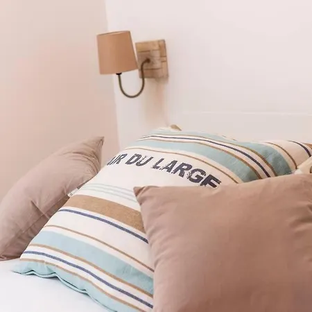 2 Personnes, Place St Sauveur A 2min