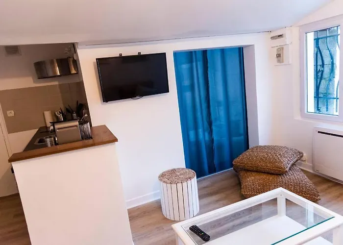 2 Personnes, Place St Sauveur A 2min